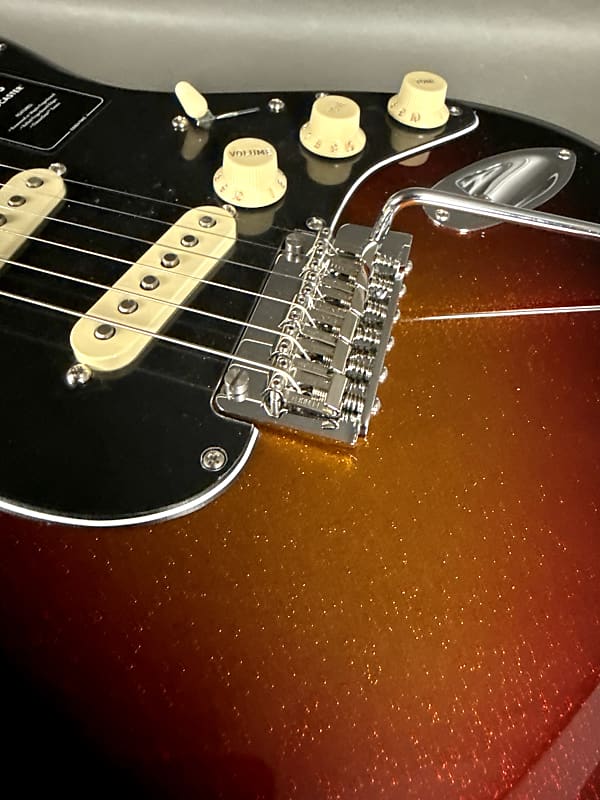 Fender Player II Stratocaster 2025 -Limited Edition Sparkle 3-Color Sunburst