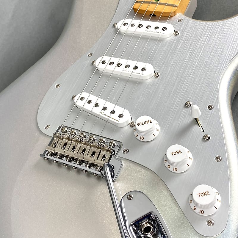 Fender H.E.R. Stratocaster 2022 Chrome Glow