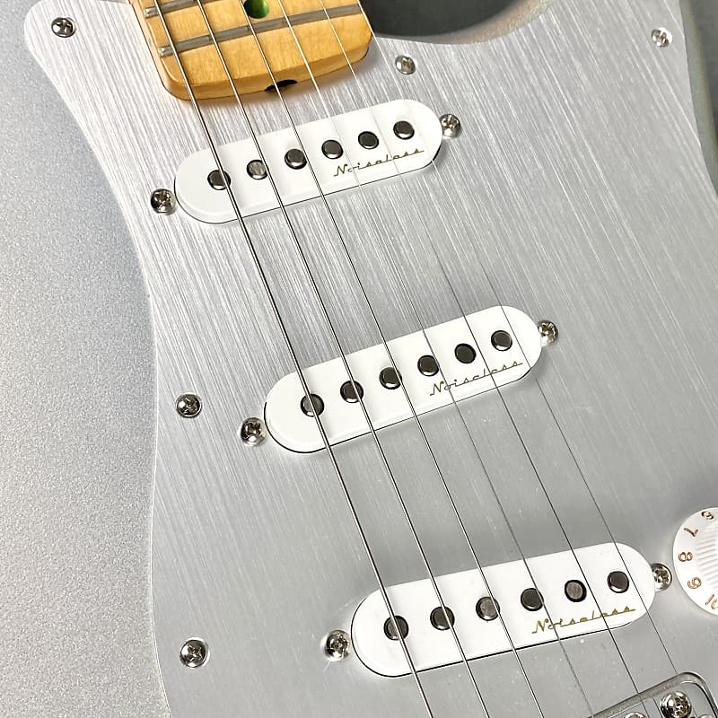 Fender H.E.R. Stratocaster 2022 Chrome Glow