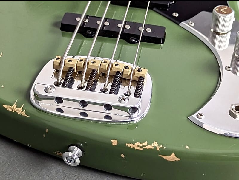 Valiant Jupiter P/J Bass 2023 - Olive Green Distressed