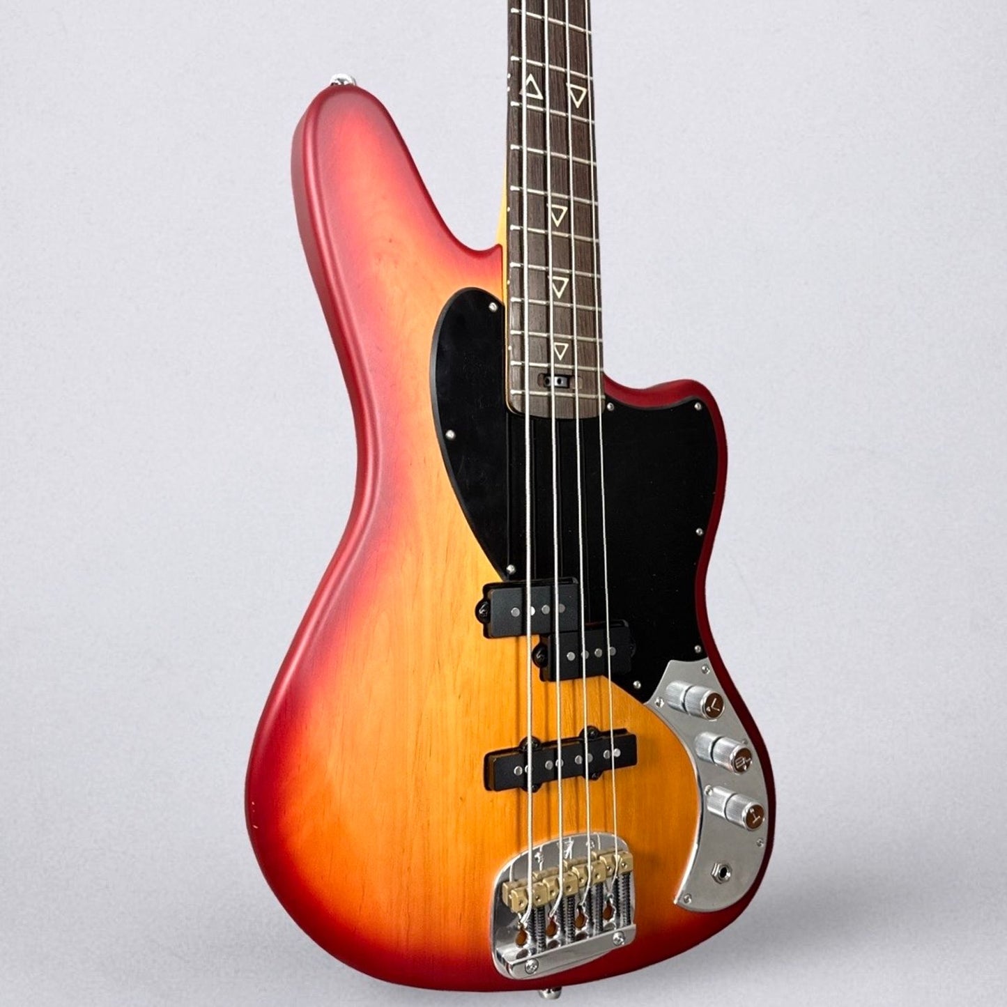 Valiant Jupiter P/J Bass 2025 - 3-Tone Sunburst