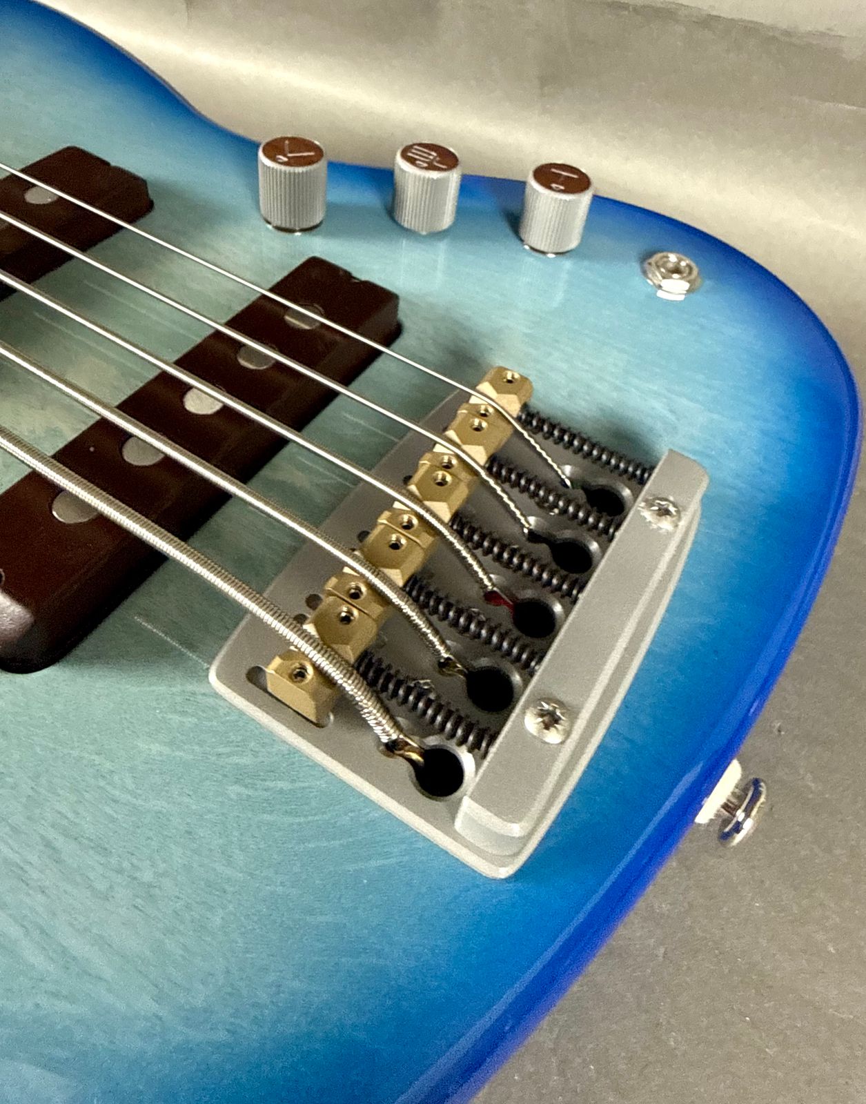 Valiant Mini Bass 5-String 2026 - Icy Blue