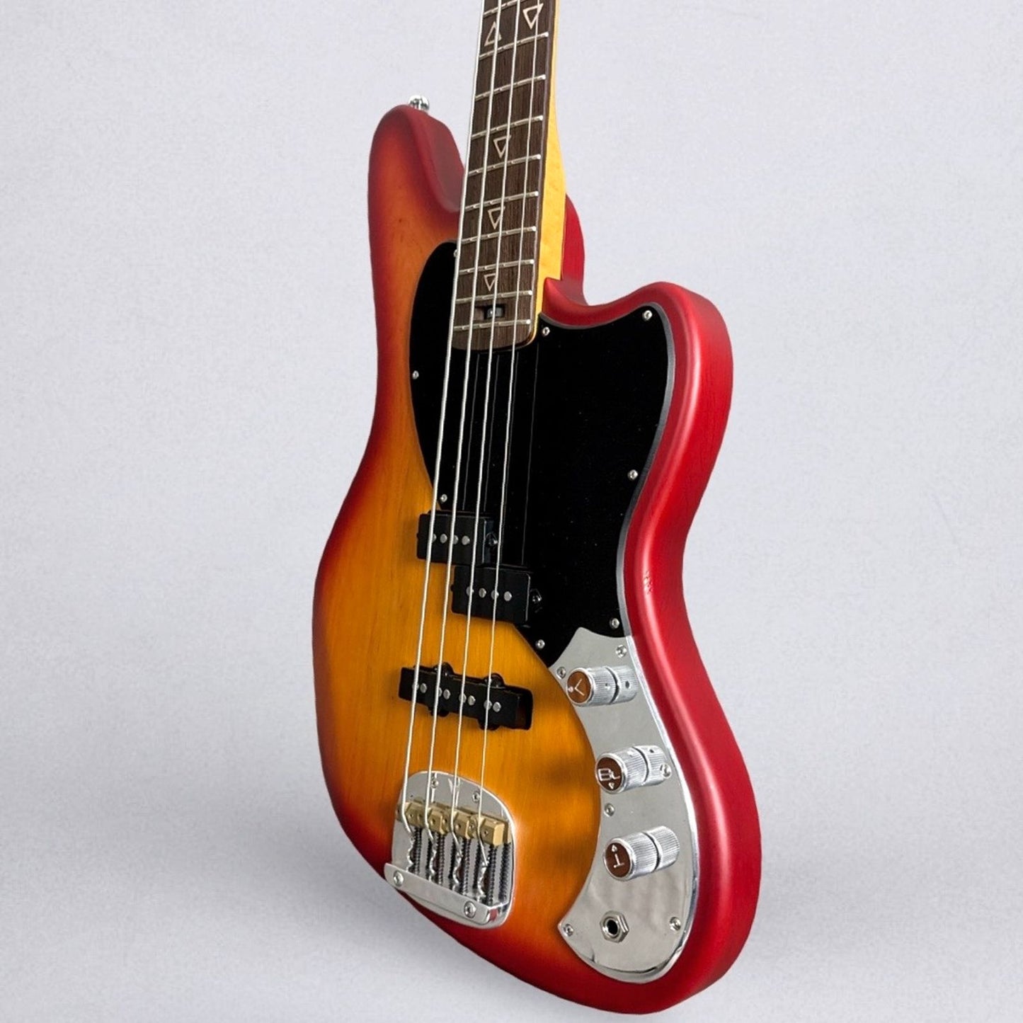 Valiant Jupiter P/J Bass 2025 - 3-Tone Sunburst