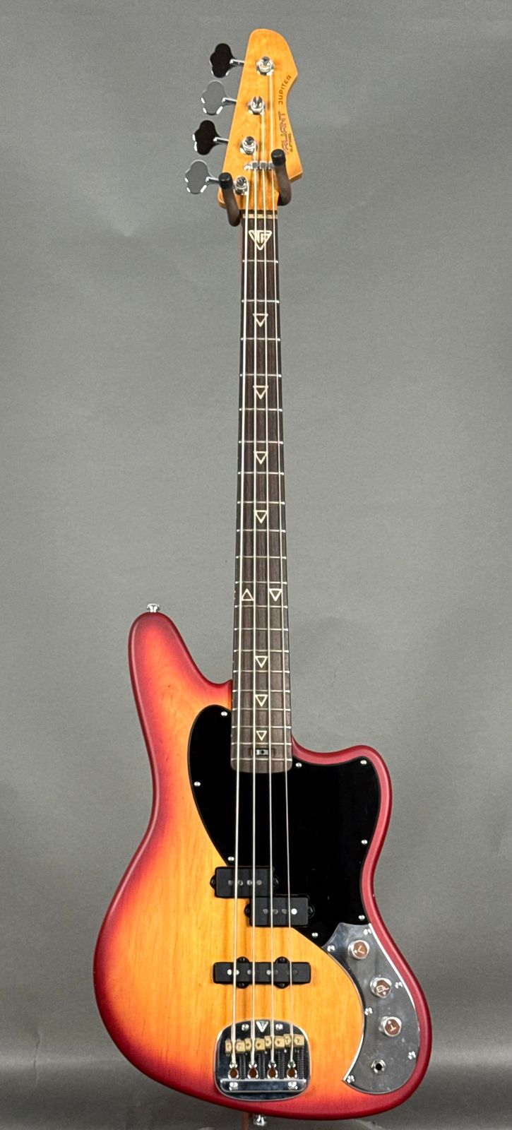 Valiant Jupiter P/J Bass 2025 - 3-Tone Sunburst