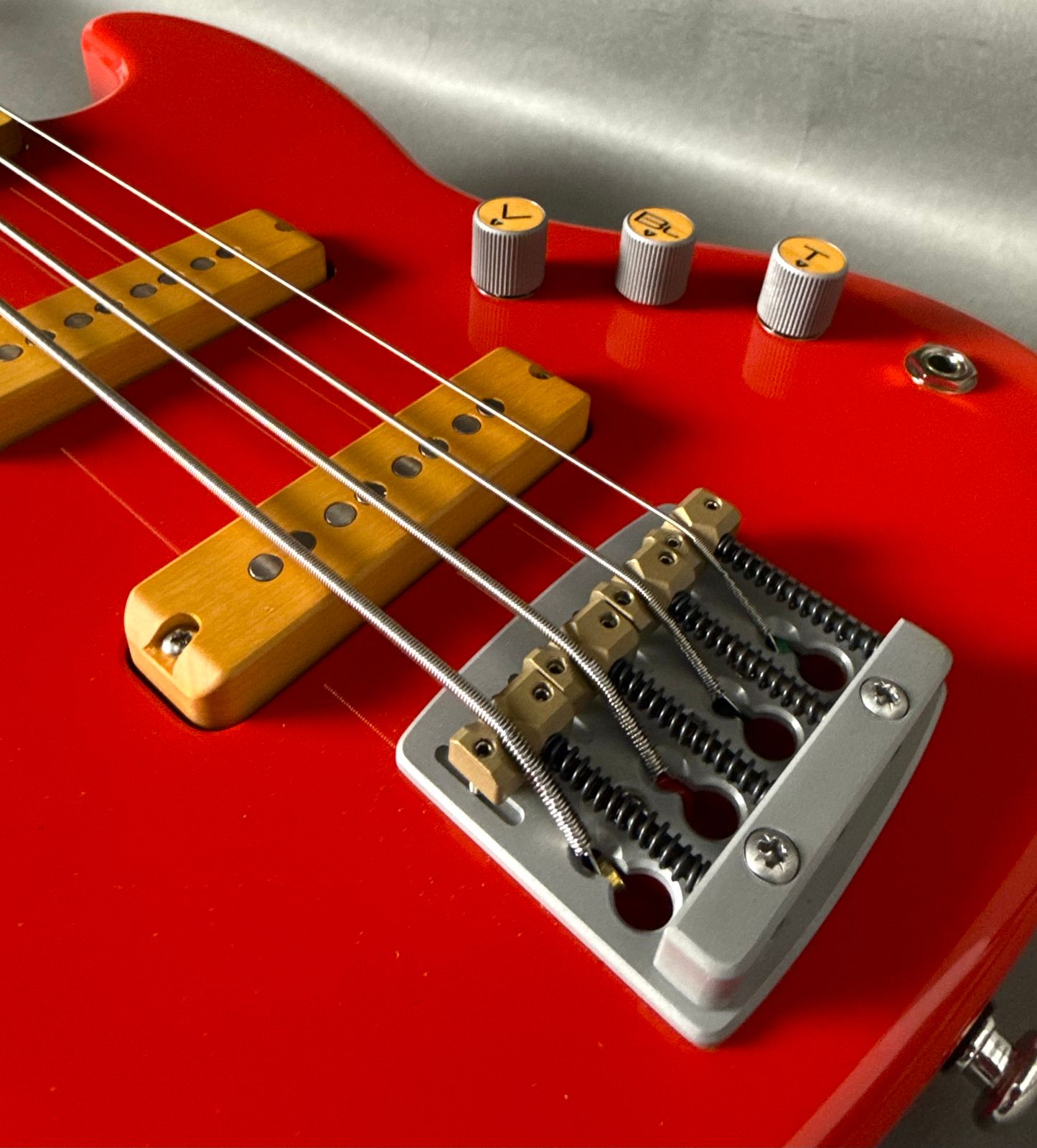Valiant Mini Bass 2025 - Lipstick Red