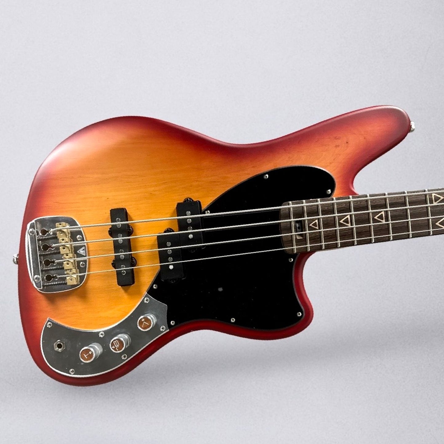 Valiant Jupiter P/J Bass 2025 - 3-Tone Sunburst