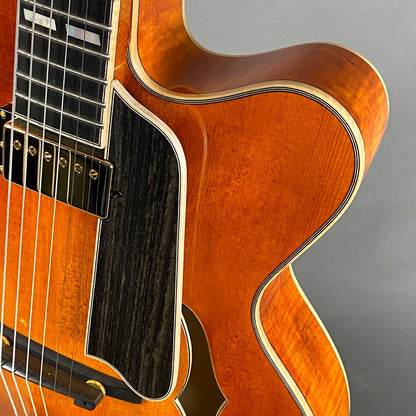 Eastman AR580CE Archtop Hollowbody Honeyburst with Hardshell Case