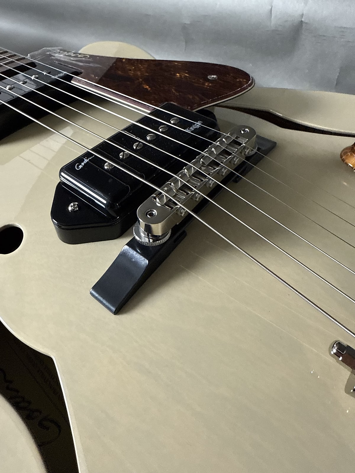 Godin 5th Avenue Thinline Kingpin P90 2025 - Trans Cream