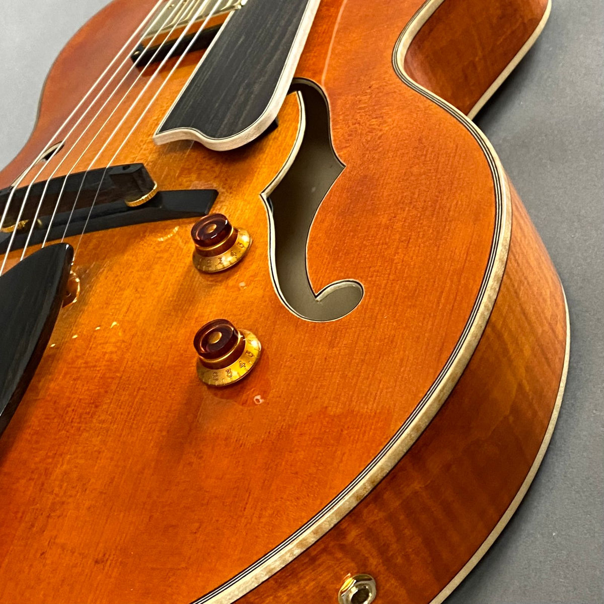 Eastman AR580CE Archtop Hollowbody Honeyburst with Hardshell Case
