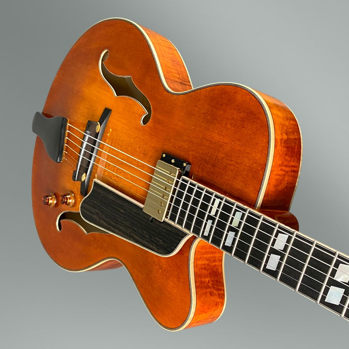 Eastman AR580CE Archtop Hollowbody Honeyburst with Hardshell Case