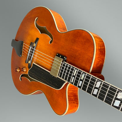 Eastman AR580CE Archtop Hollowbody Honeyburst with Hardshell Case