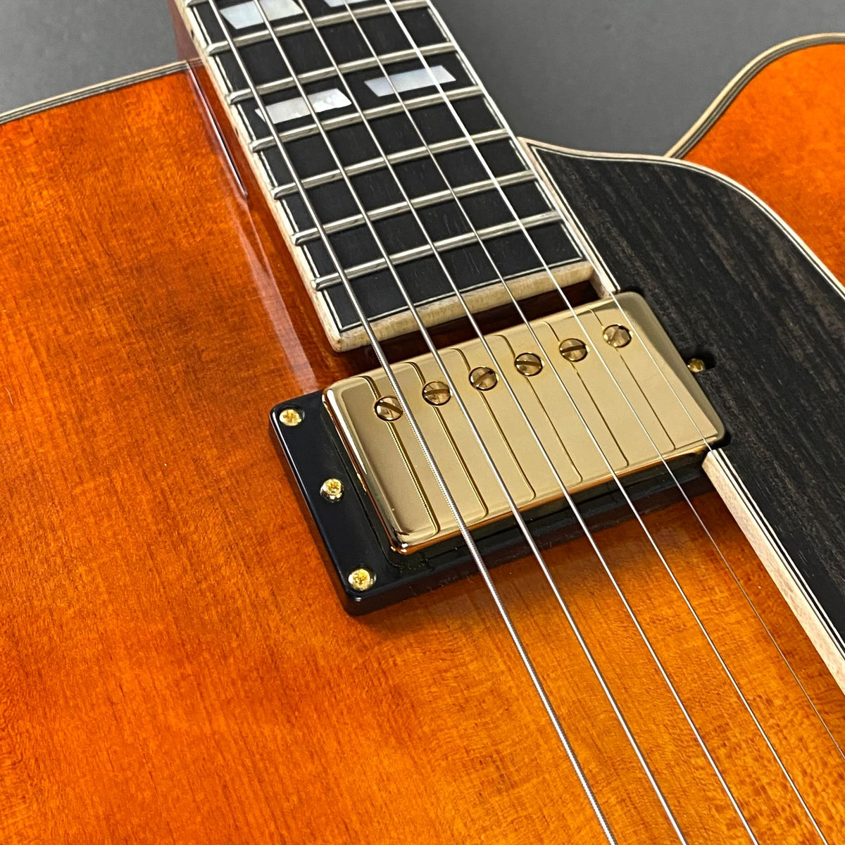 Eastman AR580CE Archtop Hollowbody Honeyburst with Hardshell Case