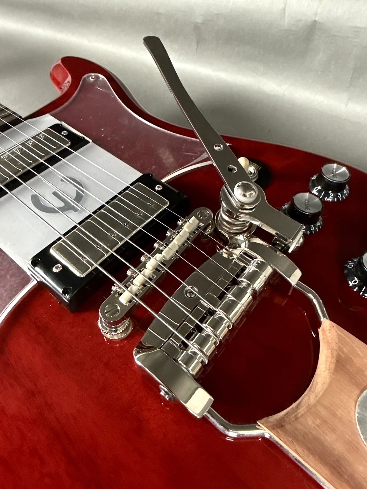 Epiphone Crestwood Custom Tremotone - Cherry – Corner Music